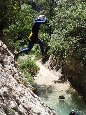 Saltando al agua en el Barranco Fornocal